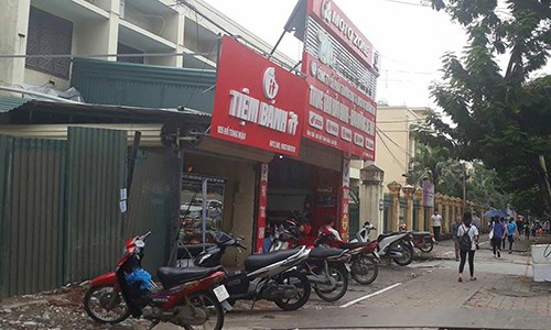 Ha Noi: Kinh hoang no sung ban nhau o cua hang sua xe