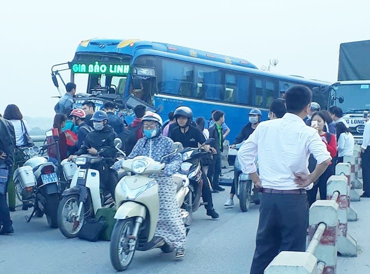 TNGT kinh hoang tren cau Thanh Tri, o to suyt lao xuong song