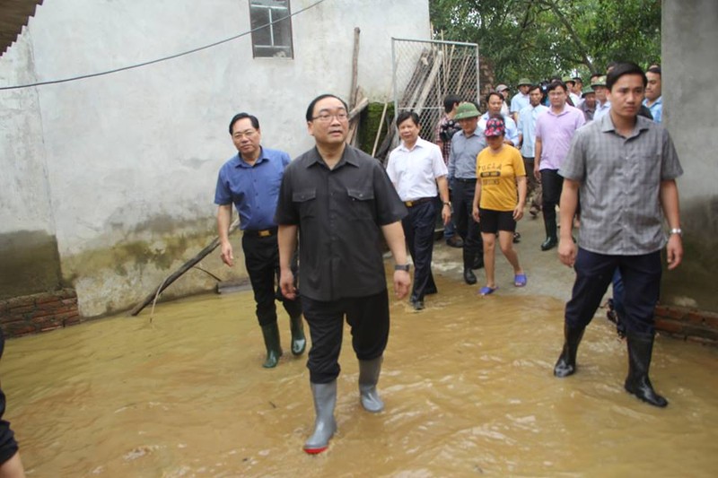 Bi thu Ha Noi tham, dong vien nguoi dan vung ngap lut o Chuong My-Hinh-2