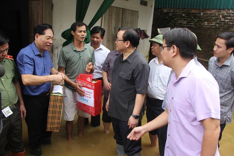 Bi thu Ha Noi tham, dong vien nguoi dan vung ngap lut o Chuong My-Hinh-3