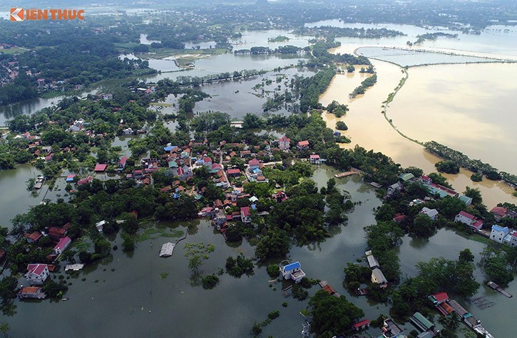 Bi thu Ha Noi tham, dong vien nguoi dan vung ngap lut o Chuong My-Hinh-4