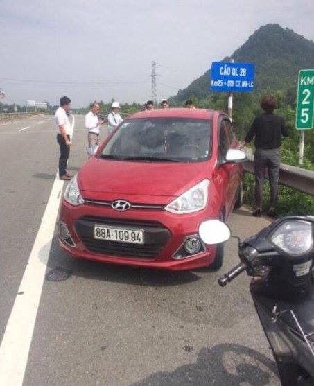 Ket dang cua nu tai xe lai o to chay nguoc chieu tren cao toc