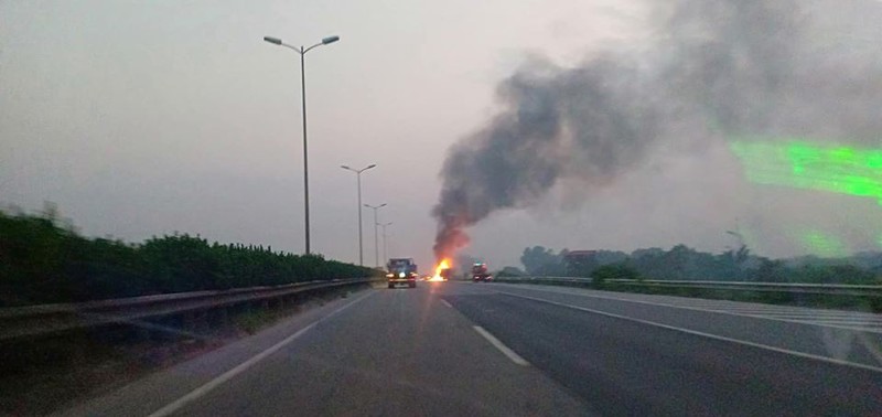 Ha Noi: Xe container boc chay du doi tren Thanh Tri