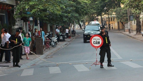 Le Quoc tang nguyen Tong Bi thu Do Muoi: Han che phuong tien tuyen duong nao?