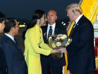 Tai sac nu sinh tang hoa cho Tong thong Donald Trump