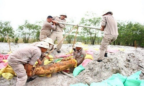 Chan kip thoi nhom dao bom khung mo lay thuoc no ban