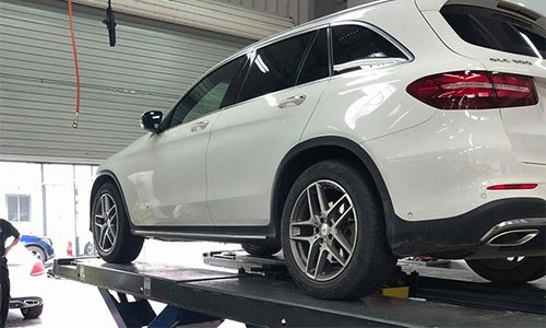 Dan xe sang Mercedes GLC kiem tra nuoc vao vi sai o Ha Noi-Hinh-2