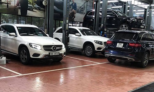 Dan xe sang Mercedes GLC kiem tra nuoc vao vi sai o Ha Noi