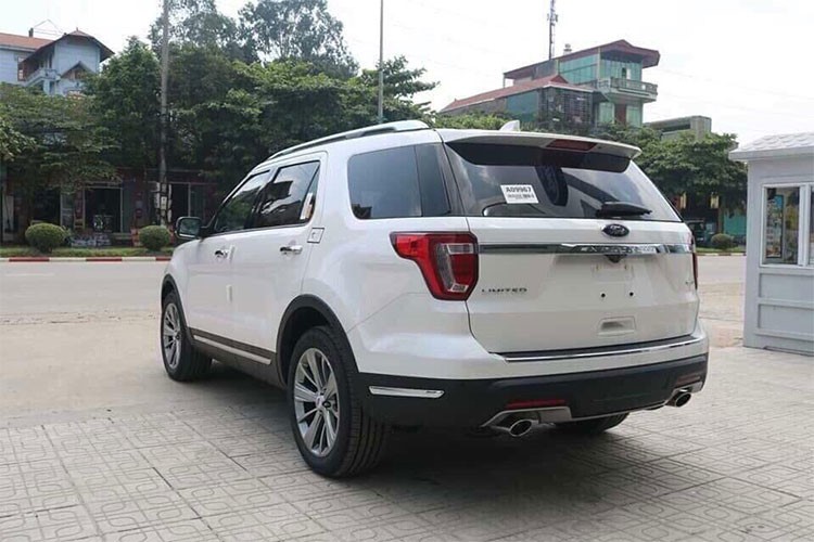 Mua Ford Explorer, khach Viet bi 