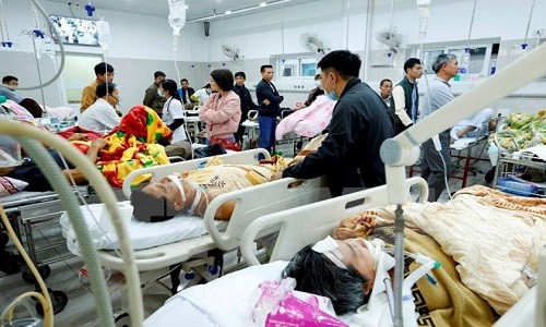 Ha Noi: Cap cuu 5 nguoi ngo doc ruou methanol nang