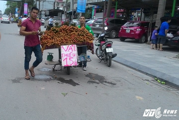 Khach dinh don vi bien quang cao "lua tinh" cua ganh hang rong-Hinh-3