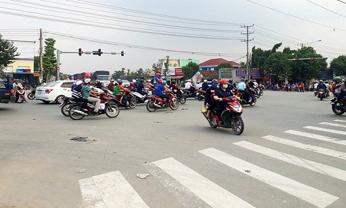 Tài xế ôtô túm áo, đấm liên tiếp vào mặt thiếu úy CSGT Tai xe oto tum ao, dam lien tiep vao mat thieu uy CSGT