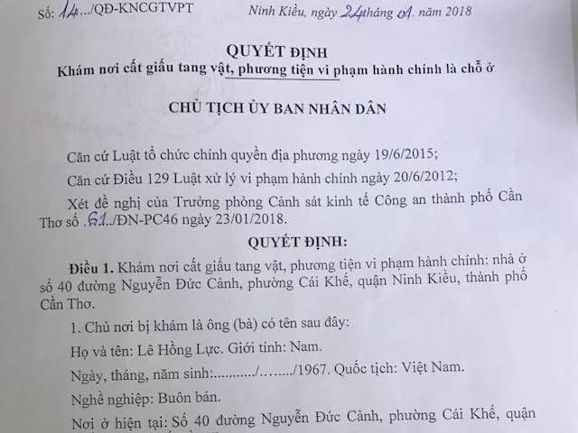 Nguoi ky lenh kham xet noi doi 100 USD cho anh tho dien noi gi?