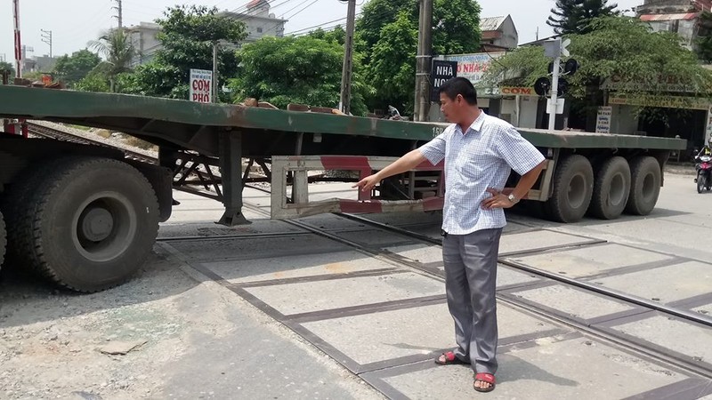 Xe khach mac ket o duong tau: Loi ke bang hoang cua nguoi gac chan