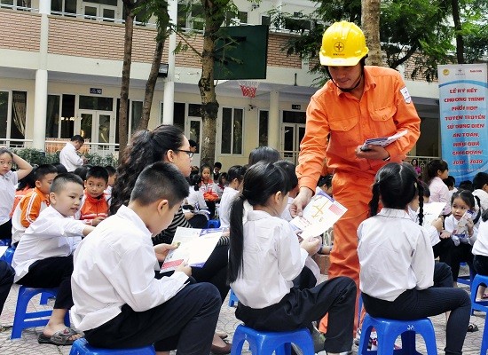 Ha Noi: Tao cho hoc sinh thoi quen su dung dien tiet kiem, an toan-Hinh-4