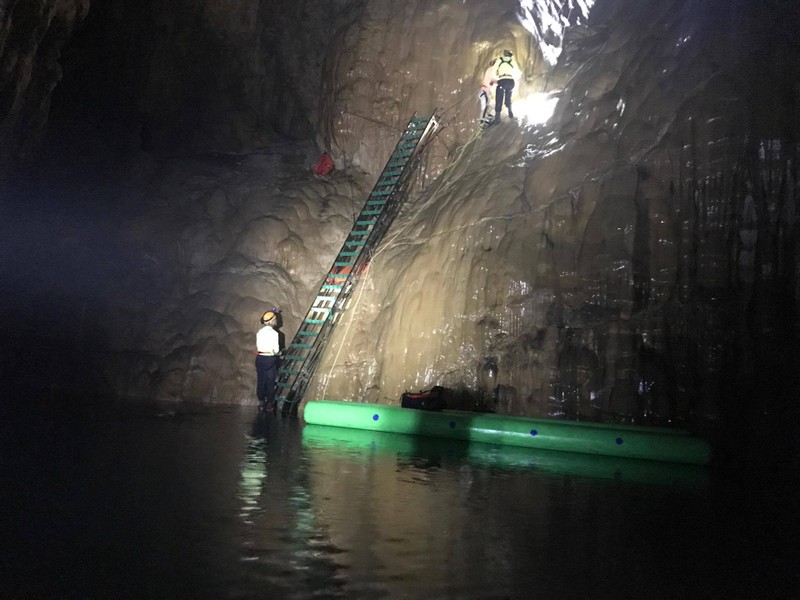 Lap thang trong hang Son Doong: So TNMT Quang Binh noi gi?