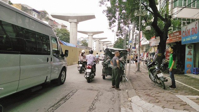 Xe tu che "nao loan" duong pho Ha Noi