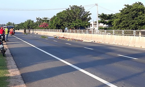 Trèo qua dải phân cách để sang đường, một phụ nữ bị tông chết Treo qua dai phan cach de sang duong, mot phu nu bi tong chet