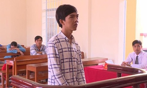 “Yeu” ban gai lop 8, nam thanh nien lanh an tu