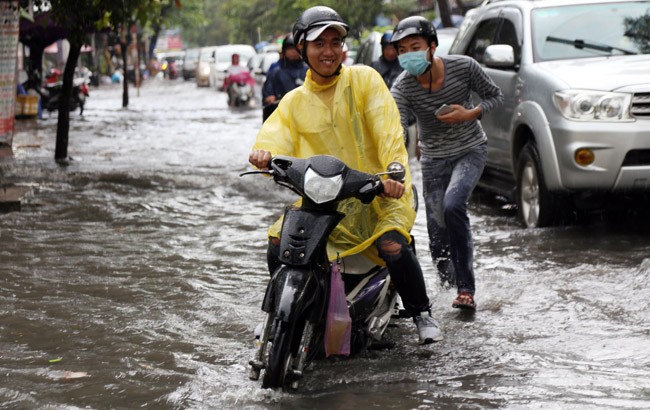 Mua lon, nhieu khu vuc o TP Ho Chi Minh ngap nang-Hinh-5