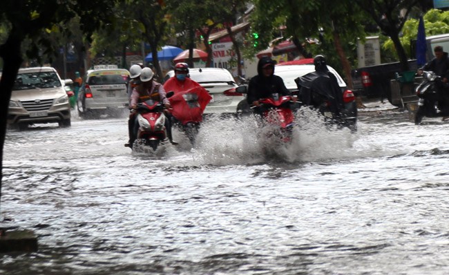 Mua lon, nhieu khu vuc o TP Ho Chi Minh ngap nang