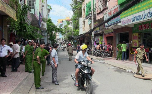 Sau tieng no kinh hoang, can nha 2 vo chong chim trong bien lua