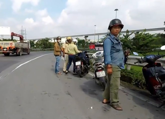 Xác minh người đe dọa thanh niên quay clip CSGT ở khúc cua Xac minh nguoi de doa thanh nien quay clip CSGT o khuc cua