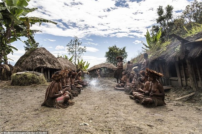 Tap tuc ghe ron cua bo lac Indonesia: An thit nguoi, chat ngon tay, hun khoi xac uop-Hinh-3