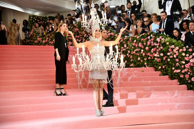 Choang voi loat trang phuc ky la “kho do” tai Met Gala 2019-Hinh-3