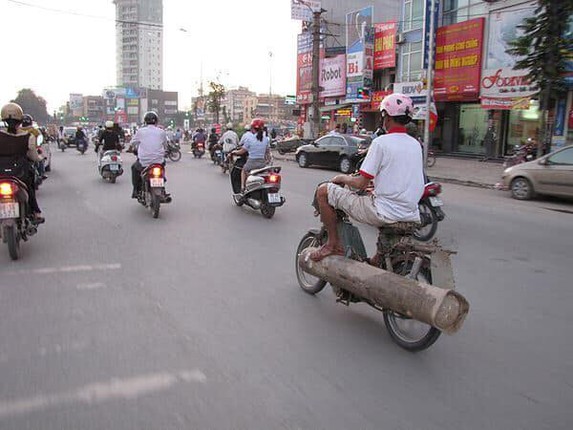 Khong dau nhu Viet Nam, dan “lam xiec” tren duong voi xe may-Hinh-10