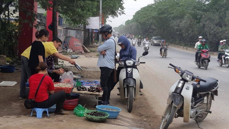 Ngan ngam canh hang rong moc nhu nam tren dai lo Thang Long-Hinh-6