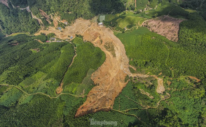 View - 	Cảnh tan hoang sau vụ sạt lở ở thôn Nậm Tông 