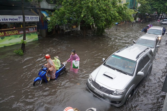 Mua nhu trut khien nhieu tuyen duong Sai Gon ngap nang-Hinh-9