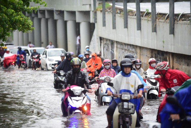 Mua nhu trut khien nhieu tuyen duong Sai Gon ngap nang