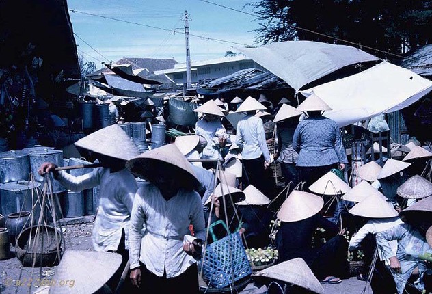 Cho Phan Thiet vao nam 1967 trong cuc hap dan qua ong kinh linh My-Hinh-2