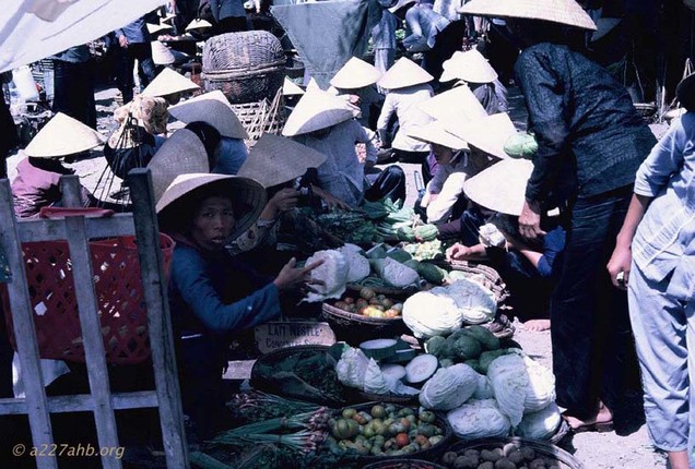 Cho Phan Thiet vao nam 1967 trong cuc hap dan qua ong kinh linh My-Hinh-3