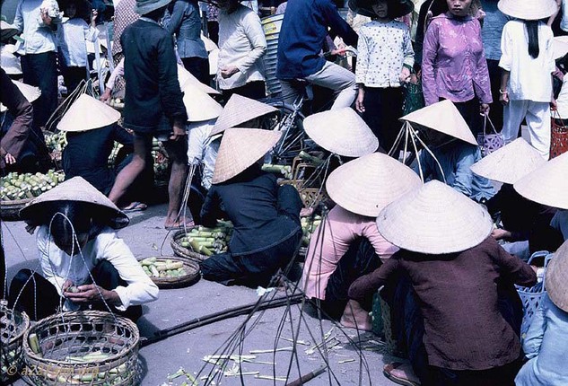 Cho Phan Thiet vao nam 1967 trong cuc hap dan qua ong kinh linh My-Hinh-4