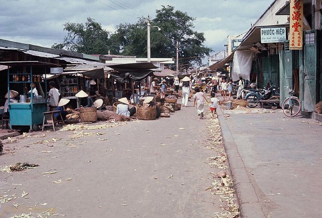 Cho Phan Thiet vao nam 1967 trong cuc hap dan qua ong kinh linh My