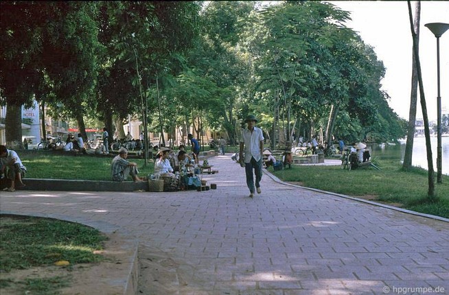 Nhung khoanh khac binh yen dau thap nien 1990 o Ha Noi