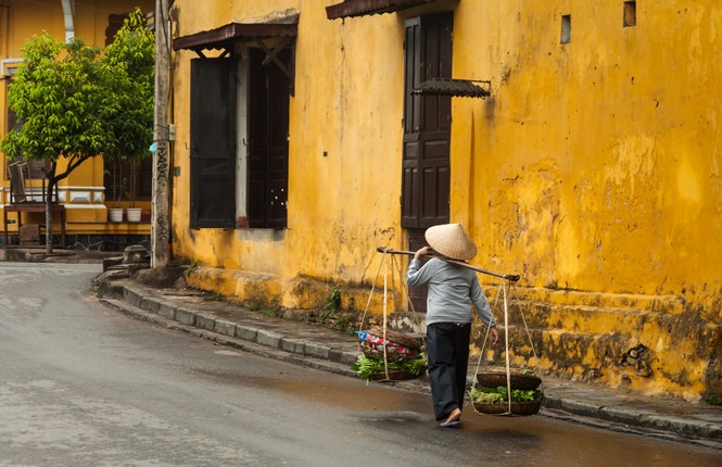 Pho co Hoi An lung linh qua ong kinh pho nhay Tay