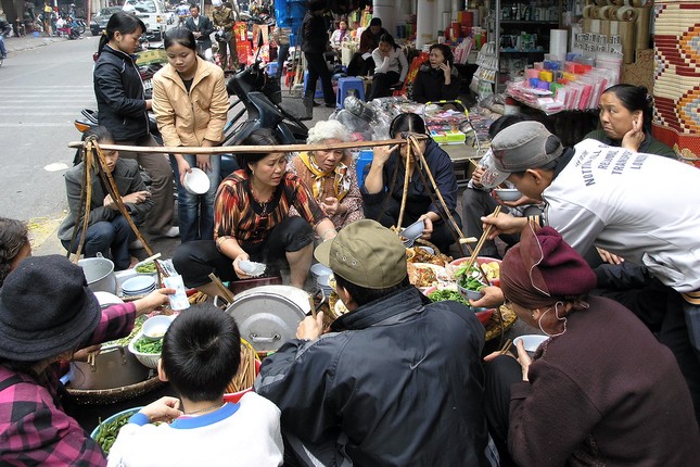 Anh song dong tren via he Ha Noi nam 2007 qua ong kinh khach Tay-Hinh-4