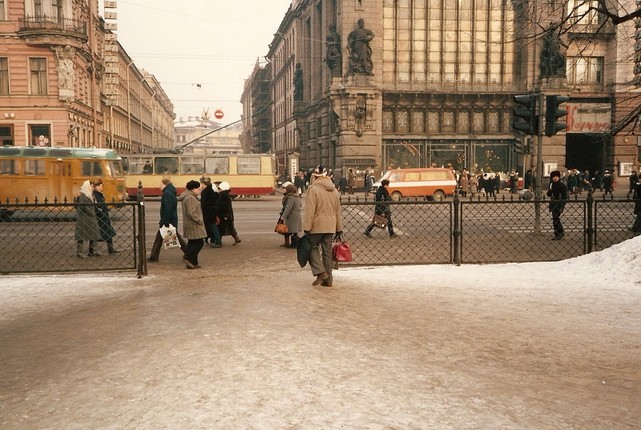 Thanh pho Leningrad nam 1985 doc la qua ong kinh du khach