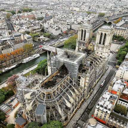 Tan hoang ben trong Nha tho Duc Ba Paris sau vu chay kinh hoang