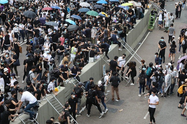 Hinh anh dung do giua canh sat va nguoi bieu tinh Hong Kong-Hinh-11