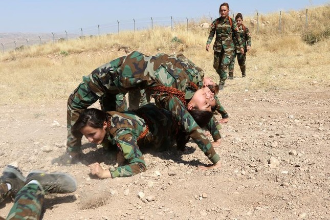 Dan bong hong xinh dep nguoi Kurd cam sung kho luyen tai Iraq-Hinh-4