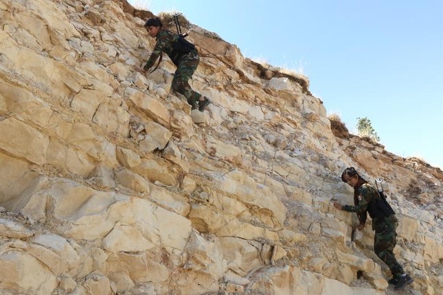 Dan bong hong xinh dep nguoi Kurd cam sung kho luyen tai Iraq-Hinh-9