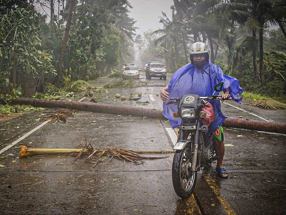 Dang doi pho voi COVID-19, Philippines con phai 'gong minh' chong bao Vongfong-Hinh-7