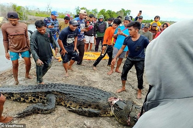 Khiep dam ca sau khong lo an thit nguoi phu nu di cau