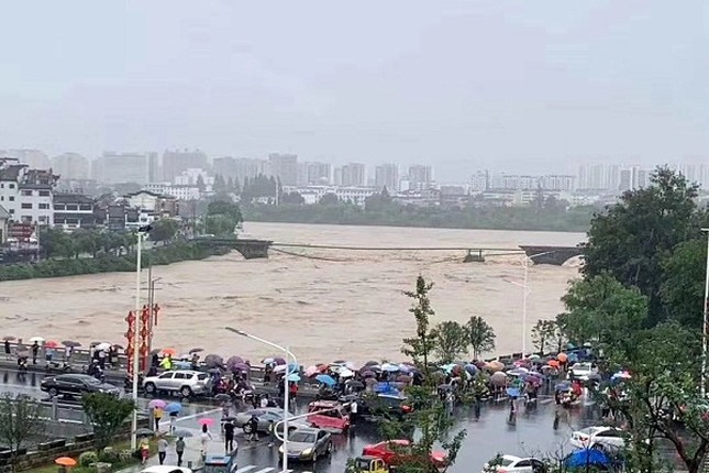 Hai hung nuoc lu cuon troi, pha huy loat cay cau hang tram tuoi-Hinh-4