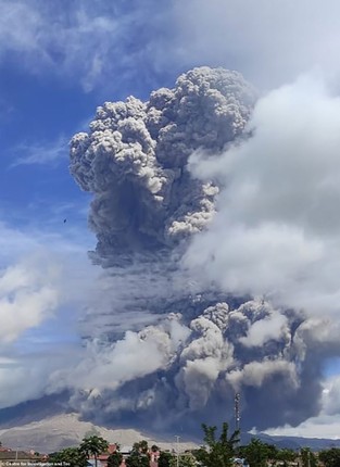 Kinh hoang canh nui lua Indonesia phun trao khoi bui-Hinh-2